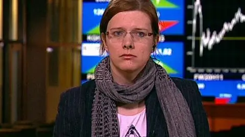 Jak donosi agencja Dow Jones, pewien mężczyzna podpalił się przed parlamentem w Kairze, prawdopodobnie w proteście przeciw wysokiemu bezrobociu i cenom żywności. Według wielu ekspertów to właśnie Egipt może okazać się pierwszym krajem, na który rozleje się tunezyjski kryzys. W niedzielę kursy akcji na egipskiej giełdzie spadły najszybciej od listopada - bo inwestorzy obawiają się, że tunezyjski kryzys może rozprzestrzenić się na inne kraje regionu, w tym właśnie na Egipt. O szczegółach w Superserwisie z dr Katarzyną Górak-Sosnowską, z SGH, rozmawiał Marek Klapa.