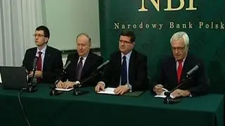 Coraz więcej ekonomistów mówi że Polska w najbliższym czasie wpadnie w recesję. Za taką sytuację prezes NBP wini rząd, który nie chce zwiększać deficytu budżetowego, czyli wspierających gospodarkę wydatków publicznych. Rząd odpowiada - nie pożyczamy, bo to coraz droższe.