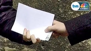 23.05 | Kryzys podnosi korupcję w biznesie. - 1/3 kierowników w Polsce godzi się dać łapówkę w zamian za kontrakt dla swojej firmy - wynika z badań Ernst&Young. Janusz Filipiak, prezes Comarchu zauważa, że korupcja kwitnie też za naszą zachodnią granicą, co zniechęca polskich przedsiębiorców do rywalizacji o zachodnie kontrakty. (TVN CNBC)