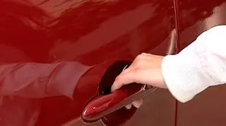 Wymiana samochodowej floty w firmie może być od przyszłego roku droższa. Ministerstwo finansów zamierza znieść prawo pełnego odliczenia podatku VAT. Zgodnie z nowymi przepisami przedsiębiorcy nie mieliby też prawa do odliczenia VAT-u od paliwa. Czy obawa przed zniesieniem ulg motywuje firmy do wcześniejszej wymiany samochodów? To sprawdzał Patrycjusz Wyżga.