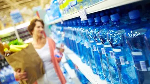 Obowiązkowa kaucja za opakowania po napojach? Ministerstwo wyjaśnia