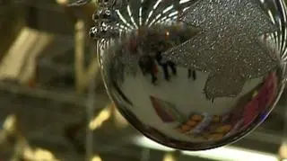 Listopadowy świąteczny szał zakupów. Fakty są takie, że ludzie, chcąc oszczędzić pieniądze, już w tej chwili starają się zapełnić prezentami worek Świętego Mikołaja. A dopingują ich do tego specjalne akcje reklamowe i promocje. Problem w tym, że przed świętami pojawią się kolejne, które mogą nas dodatkowo kosztować. Co zatem zrobić, co kupujemy najchętniej i ile chce wydać przeciętny Polak?