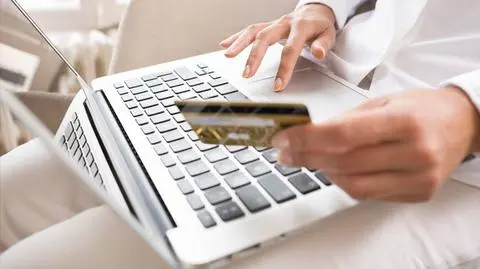 Eksperci ostrzegają przed promocjami i okazjami. "Lepiej płacić kartą"