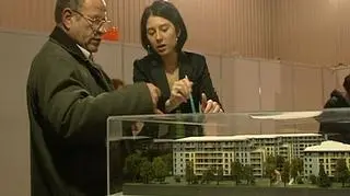 Czy to już cenowe dno? - pytają ci, którzy planują zakup mieszkania. Niestety - ceny na rynku nieruchomości są teraz równie nieprzewidywalne jak ceny na stacjach paliw. Kryzys odciska na nim swój ślad powodując, że deweloperzy obniżają ceny i kuszą promocjami, deklarując jednocześnie, że taniej już sprzedawać nie mogą. Tylko czy można im wierzyć?