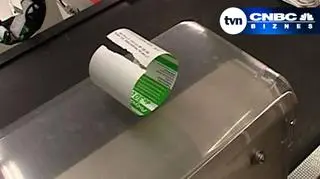 Według rozporządzenia resortu finansów uciążliwy dla podatników obowiązek przechowywania papierowych paragonów fiskalnych zostanie zniesiony. Jednak jest pewien szczegół. Z obowiązku będą zwolnieni tylko ci przedsiębiorcy, którzy kupią kasę fiskalną pozwalającą na elektroniczny zapis kopii paragonów. A to może być kosztowne. (TVN CNBC BIZNES)