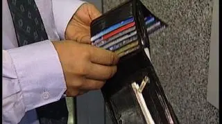 Karty kredytowe nowych klientów Pekao SA pozyskanych z banku BPH zostaną wyłączone 9 marca, a nie 2 marca jak wstępnie planowano. Na prośbę Pekao SA, bank BPH zgodził się przedłużyć działanie kart o tydzień - dowiedzieliśmy się od rzecznika Pekao. Największy w tej chwili na polskim rynku bank zapewnia, że wszyscy nowi klienci dostali informację o blokowaniu kart, ale ponieważ Pekao SA wysyła informacje i nowe karty listami zwykłymi - a Poczcie Polskiej nie udaje się dostarczać przesyłek na czas - istnieje ryzyko, że część klientów nie wie o zmianach, a zablokowanie karty będzie dla nich nieprzyjemnym zaskoczeniem.
 
