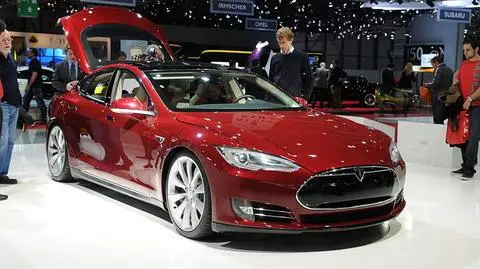 Tesla i mały problem z klamkami. Auto nie wpuściło kierowcy do środka
