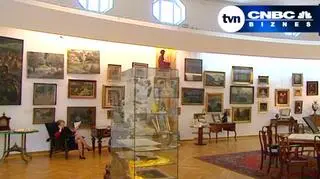 25.03 | Czy warto inwestować w sztukę? Ceny wywoławcze na aukcjach młodej polskiej sztuki zaczynają się już 500 zł, wielkie nazwiska to już znacznie większy koszt. Jedno jest pewne: obrazy uznanych twórców z czasem będą nabierać wartości. Ale doświadczeni kolekcjonerzy przestrzegają: trzeba wiedzieć, jaki obraz wybrać. (TVN CNBC Biznes)