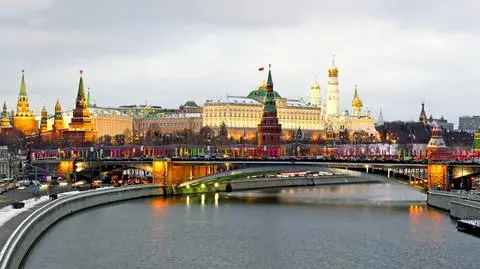 Rosja: Słaby rubel, luki w budżecie, widmo śmieciowego ratingu