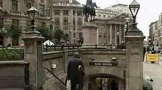 Zostać czy wyjechać - to pytanie, jakie stawia sobie coraz więcej pracowników londyńskiej dzielnicy finansowej City. Powód to nowa 50-procentowa stawka podatku dochodowego, która zaczyna obowiązywać od przyszłego miesiąca. Podwyżka podatków, jaką ogłosił w zeszłym roku rząd Gordona Browna to jeden ze sposobów walki z rozdętym deficytem. 