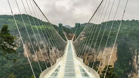 Najwyższy szklany most na świecie Chiny zamykają przez natłok turystów