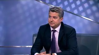 Paweł Blajer odpowiada na pytania widzów TVN CNBC. „Zatrudniam w salonie kosmetycznym pracownicę, która świetnie wykonuje swoją pracę. Wielu klientów, tylko do niej się zapisuje. Rośnie dzięki temu też stała grupa klientów całego salonu. Niestety w relacjach ze mną nie jest sympatyczna, często zwraca mi uwagę przy innych, niektóre moje decyzje podważa i buntuje zespół. Chciałbym ją zwolnić, bo nie mam już cierpliwości, ale nie chcę stracić klientów. Innego rozwiązania nie widzę.” Co zrobić w takiej sytuacji? Rozmowa z Piotrem Mazurkiewiczem, partnerem w HRK.