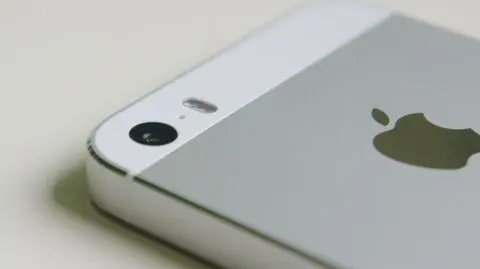 iPhone zamachowca odblokowany. FBI pomogły "osoby trzecie"