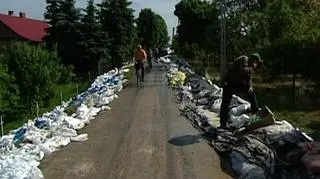 Premier mówi o tym ze straty nią wywołane są rzędu 10 miliardów złotych a mogą być jeszcze większe. Jest szansa na specjalne wsparcie z unii europejskiej, jest tez szansa dla tych, którzy w powodzi tracą majątek swojego życia. O specjalnych preferencyjnych kredytach Marek Klapa.