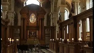 Kościół anglikański zabiera się za ekologię. W wydanej ostatnio książce, wydanej właśnie przez narodowy kościół Anglii, autorzy stwierdzają, że Kościół anglikański odpowiada za taką samą emisję dwutlenku węgla, jak sieć supermaketów. Publikacja wzywa kler do oszczędzania energii i do zamieszczania ekologicznych akcentów w kazaniach.
