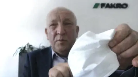 Koronawirus w Polsce. Fakro produkuje maseczki ochronne