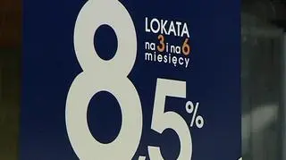 Tylko siedem procent Polaków oszczędza regularnie, chociaż za oszczędzaniem opowiada się prawie 70 proc. z nas. 44 procent pytanych przyznaje, że w kwestiach oszczędzania ufa wyłącznie własnej intuicji a co piąty z nas wierzy reklamom instytucji finansowych.