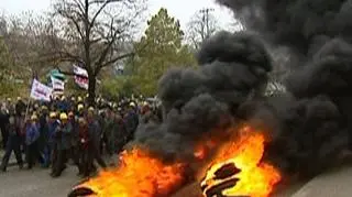 Kilkuset pracowników Stoczni Gdańsk SA protestowało przed Urzędem Marszałkowskim w Gdańsku. Stoczniowcy odpalali petardy, podpalili też kilka opon. - Zapowiadano, że zarobki będą oscylowały na poziomie płac norweskich. Chcemy, by to stało się faktem - krzyczeli stoczniowcy.