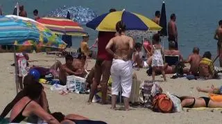 Nowe przepisy dotyczące usług turystycznych zaczynają obowiązywać od dziś, ale biura podróży znalazły sposób, by dzięki swojej pomysłowości zyskać jeszcze dodatkowy rok na zastosowanie się do zmian. Według Polskiej Izby Turystyki firmy do wczoraj podpisywały aneksy z ubezpieczycielami przedłużające umowy o kolejny okres, ale jeszcze na starych zasadach. Co to oznacza dla klientów biur podróży? Czy w krytycznej sytuacji turyści mimo obowiązujących nowych przepisów nie będą mogli z nich skorzystać? O szczegółach Łukasz Kijek.