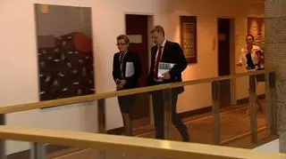 Państwo liczy na inwestorów, inwestorzy liczą pieniądze. 146 złotych za akcję - tyle maksymalnie inwestorzy indywidualni zapłacą za udział w ofercie publicznej Jastrzębskiej Spółki Węglowej. To oznacza, że aby zapisać się na maksymalną liczbę akcji trzeba mieć na rachunku maklerskim prawie 11 tysięcy złotych. Cena - według ekspertów - nie jest zaporowa, więc inwestorzy mogą liczyć na zysk na debiucie. Czy się nie przeliczą - sprawdzał Łukasz Kijek.
