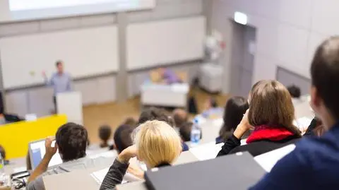 W pierwszej dziesiątce znalazły się jedynie uczelnie ze Stanów Zjednoczonych i Wielkiej Brytanii