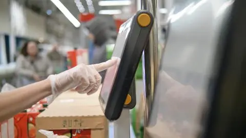 Koronawirus w Polsce. Co musi zapewnić pracodawca, do czego zobowiązany jest pracownik?