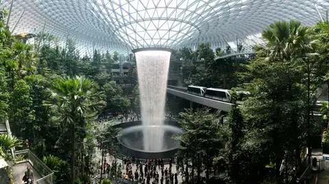 W centralnym punkcie Jewel znajduje się wodospad