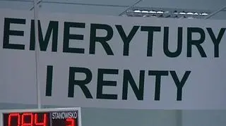 Kobiety z rocznika 50', które przeszły na wcześniejszą emeryturę mogą dostać wyższe świadczenie. Najpierw jednak muszą poprosić ZUS o wyliczenie emerytury według nowych zasad. Nie wszędzie jednak informacja o tych możliwościach jest dostępna. Różnica na ich korzyść może wynieść 100-300 zł. W związku z dodatkami do emerytury pojawia się szereg pytań o stan kasy ZUS. Więcej o problemach emerytów w materiale Patrycjusza Wyżgi.