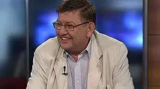 Polacy wstrzymali się z zakupem samochodów - wynika z danych Polskiej Izby Motoryzacji. Prezes Izby alarmuje w TVN CNBC Biznes, że samochody są kupowane obecnie w Polsce w zdecydowanej większości przez firmy. A to może się przełożyć na mniejszą sprzedaż samochodów w całym roku. W tym roku wygasły bowiem niemieckie dopłaty do kupna samochodów u naszych sąsiadów, co napędzało polską sprzedaż. Natomiast z danych Instytutu Samar wynika, że od początku roku sprzedano w Polsce o 6% mniej samochodów niż w 2009 roku.