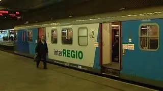 PKP PLK zablokuje dziś 48 połączeń Przewozów Regionalnych między 7:00 a 17:00. To kara za niezapłacone faktury. Czy cios ze strony PLK zakończy żywot Przewozów Regionalnych? Drugim poważnym dłużnikiem PLK jest InterCity (podobny dług z tego samego tytułu). Czy ich pociągi też będą blokowane? I dlaczego nie zostały zablokowane dziś, na równi z PR? IC korzysta z kłopotów PR, bo doczepia dodatkowe wagony do swoich składów.