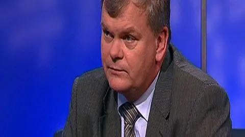 Opracowując nazwę firmy warto spisać skojarzenia do słów kluczowych dla naszego serwisu, mówi w rozmowie z TVN CNBC Biznes Jarosław Filipek, prezes CODES Strategie. W rozmowie Pawła Blajera również o ty, czego należy unikać tworząc nazwę dla swojej firmy.