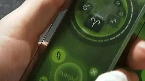 Telefon komórkowy przyszłości będzie można łatwo wyginać, zmieniać jego kolor, a naładuje się sam dzięki zastosowaniu baterii słonecznych. To wszystko stanie się możliwe jeżeli Nokia - Morph - wspólny projekt fińskiego koncernu i centrum nanotechnologii Uniwersytetu w Cambrigde zakończy się sukcesem.(TVN CNBC Biznes)