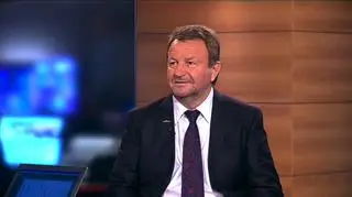 Spółka J.W.Construction ma w tym roku niższą, niż zakładała, sprzedaż mieszkań. Próbuje więc przekonać klientów dużymi gratisami. Sektor komercyjny stabilizuje przychody spółki, choć firma nie wyklucza, że jeśli znajdzie inwestora, sprzeda ten dział. O perspektywach rynku nieruchomości i nowych inwestycjach J.W.Construction, z szefem rady nadzorczej spółki, Józefem Wojciechowskim, rozmawiał Rafał Hirsch.
