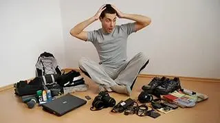 21.03 | Oto ludzie, którzy przekonują, że mieć wcale nie znaczy być. Niektórzy mieli stanowiska, pieniądze, karierę i długą prostą przed sobą. A jednak sami z tego zrezygnowali, bo nie dawało szczęścia. Minimaliści - o nich mowa - mają mało przedmiotów, małe mieszkania i są wolni. Wolni od posiadania czegokolwiek. Bo tylko to według nich pozwala być człowiekowi szczęśliwym. Ten światowy trend dotarł także do Polski. (TVN24, fot. orest.tabaka.eu/YouTube)