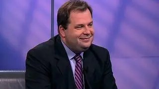 LOT odcina grubą kreską złe lata dla spółki, jednak wciąż jest pod kreską. Wyniki po I kwartale pokazują, że nie będzie łatwo w tym roku wyjść na plus. Wprawdzie liczba pasażerów wzrosła aż o 27%, ale przychody spadły o 6%. Strata po pierwszych 3 miesiącach roku sięga już 60 mln złotych. Czy wulkan i powódź zniechęciły Polaków w kwietniu i maju do latania? Czy uda się zwiększyć sprzedaż w wakacje? Gościem „Pieniędzy od Rana” był Sebastian Mikosz, prezes PLL LOT.