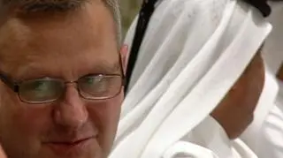 Polskie Górnictwo Naftowe i Gazownictwo oraz spółka Qatargas podpisały wieloletnią umowę na dostawy LNG - skroplonego gazu ziemnego. To pierwszy długoterminowy kontrakt gazowy od czasu kontraktu jamalskiego. Surowiec popłynie do Polski statkami za pięć lat do planowanego gazoportu w Świnoujściu. Dzięki kontraktowi Polska ma się częściowo uniezależnić od dostaw z kierunku wschodniego.