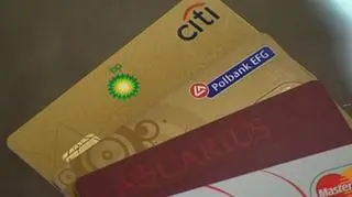 Polacy coraz częściej korzystają z kart kredytowych ale za razem rośnie ich zadłużenie. Na koniec pierwszego półrocza zadłużenie na kartach wzrosło do 14 miliardów złotych. Nie wiadomo ilu klientów może się znajdować w takiej sytuacji. Jak wynika z badań SGH, odsetek osób spłacających wyłącznie minimalną kwotę zadłużenia powstałego na karcie jest bliski trzydziestu procent.