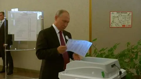 Do trzech razy sztuka. Putin walczy z urną do głosowania
