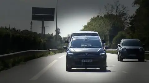 Jeździ sam, wyprzedza, przestrzega przepisów