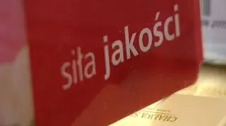 Inspekcja handlowa skontrolowała zgodność zawartości produktów z ich opisem. Aż 1/5 produktów była niezgodna z deklaracją producenta bądź z oznakowaniem na opakowaniach. Jak sprawdzić czy produkt który kupujemy jest faktycznie tym który chcielibyśmy kupić a nie jest nim tylko z nazwy? Jak najczęściej oszukują sprzedający i producenci rozmawialiśmy z Grzegorzem Wrzoskiem z Inspekcji Handlowej.