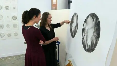 Artystka tworzy obrazy z prochów własnego wujka