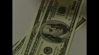 Dolar może przestać pełnić rolę światowej waluty rezerwowej. Tak przynajmniej uważają Indie i Rosja. Ten temat jest też poruszany podczas trwającego szczytu G8. Z wizytą w Rosji przebywa amerykański prezydent Barack Obama. Jego rosyjski kolega Dmitrij Miedwiediew właśnie zaproponował nową walutę, która ma "uniezależnić globalną gospodarkę od waluty jednego kraju". 