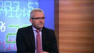 ETFy syntetyczne. Teoretycznie ETF ma odwzorowywać zachowanie na przykład danego indeksu (WIG20, DAX, itp.) inwestując we wchodzące w skład tego indeksu instrumenty. Tymczasem większość istniejących dziś funduszy ETF częściej stosuje swapowanie - odwzorowanie zachowania indeksu z użyciem swapa, czyli tak zwaną replikację syntetyczną niż fizyczne kupno instrumentów z indeksu. Rozmowa z Robertem Raszczykiem, dyrektorem ds. wsparcia operacyjnego DM BZ WBK. 