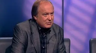 Cena baryłki ropy naftowej na giełdzie w Nowym Jorku zmienia się w ostatnich dniach nawet o kilka dolarów w ciągu sesji. Przez 10 dni spadła o prawie 13 dolarów i jest ponad dwukrotnie tańsza niż przed rokiem. Spadają też zapasy surowca w Stanach Zjednoczonych - w zeszłym tygodniu o prawie 3 mln baryłek. Co dalej z ceną ropy i czy ta zmienność, jest okazją by zarobić na czarnym złocie? O to Robert Stankiewicz w programie Pieniądze od Rana pytał Włodzimierza Ostaszewskiego z Petroexpress.