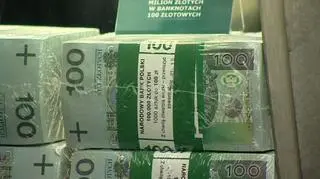 Rada Polityki Pieniężnej podniosła stopy procentowe. Niektóre  kredyty drożały  juz wcześniej w  oczekiwaniu na tę decyzję, inne podrożeją teraz, bo wraz z podwyżką idzie  górę maksymalny ustawowy limit oprocentowania. Ale największą zagadka pozostaje zachowanie złotego: po podwyżce i przed kolejnymi powinien się umacniać. Jest jednak jedno - nie małe "ale": stan  finansów publicznych. 