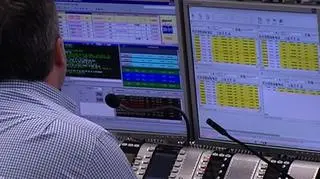 Rada Polityki Pieniężnej jak Święty Mikołaj dla posiadaczy kredytów złotowych. O listach z prośbą o obniżkę do RPP stóp nie słyszeliśmy, ale oczekiwanie ze strony rynku i analityków może być wystarczające by kredytobiorcy dostali prezent w postaci cięcia stóp. Pytanie - o ile - 25 czy 50 punktów bazowych. Różnica między poziomem stóp w Polsce a tymi na świecie bardzo się ostatnio zwiększyła. Rada musi jednak patrzeć także na zachowanie złotego w stosunku do innych walut i spodziewane w przyszłym roku spowolnienie w gospodarce. Jaka decyzję podejmie jutro?