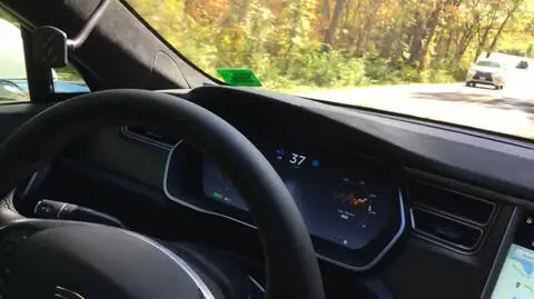 Kierowca Tesli zaufał autopilotowi
