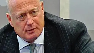 Zarzut ma też usłyszeć będący za granicą szef Prokomu Ryszard Krauze - ale może on nie być aresztowany. - W jego własnym interesie jest, aby jak najszybciej pojawił się w prokuraturze - tłumaczy prokurator krajowy Dariusz Barski. - Wydaje mi się, że nie dojdzie do wystawienia europejskiego nakazu aresztowania - dodał prokurator.(TVN24)