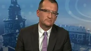 Upadłość układowa Galerii Centrum, ogłoszona przez sąd, da jej szansę na wyjście z impasu. To opinia prezesa Vistuli, spółki matki Galerii Centrum. Spółka teraz skupi się na sprzedaży odzieży pod własną marką. Jednak jakie dalsze plany ma firma Vistula, czy podpisze umowę z Fortis Bankiem? W programie "Rynki Dnia" rozmawiamy z prezesem Vistuli - Michałem Wójcikiem.