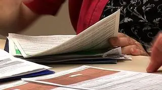 Wyższy podatek VAT - a więc wyższe ceny w sklepach. Wyższa akcyza a więc droższa benzyna, znikające ulgi a więc mniejsza szansa, żeby coś zachomikować - rząd swój pomysł na domkniecie budżetu przedstawi 7-ego lipca, teraz zaprzecza, że podatki podniesie, a eksperci - nie pytają czy, ale o ile
